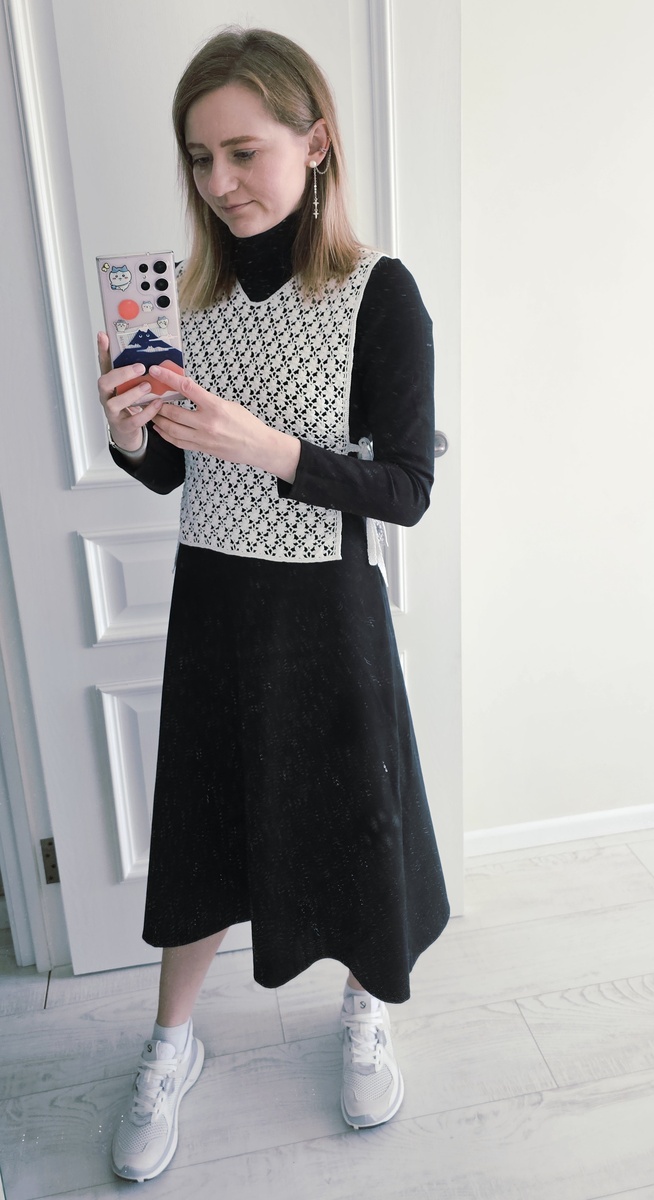 Платье сшито в начале мая. А манишку выгуливаю в первый раз.