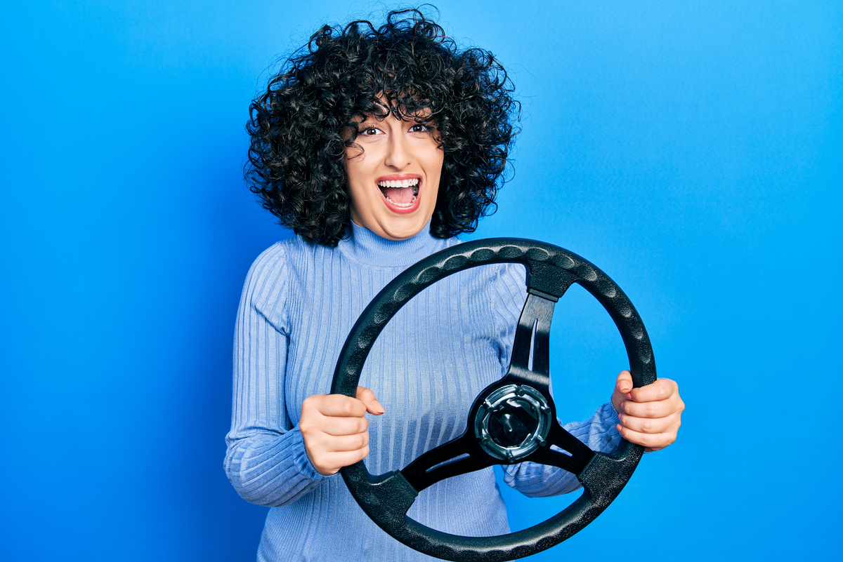 Источник изображения: freepik.com/free-photo/young-middle-east-woman-holding-steering-wheel-celebrating-crazy-amazed-success-with-open-eyes-screaming-excited_38867289.htm