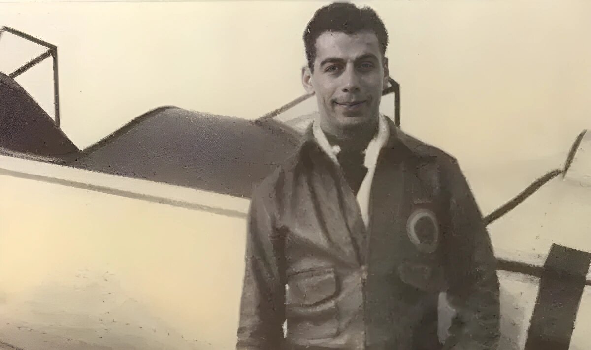    Керкорян был пилотом-инструктором Британских королевских воздушных сил Nare