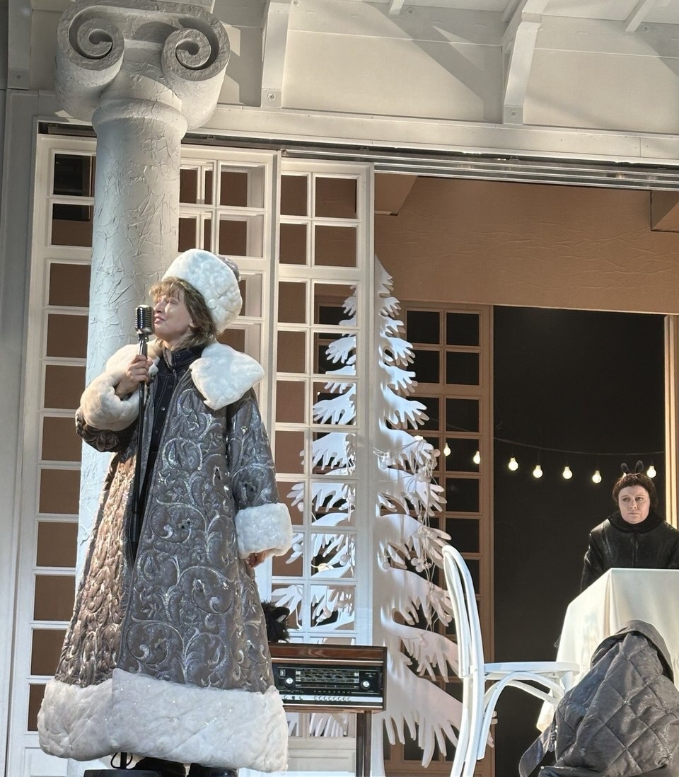 Васса (Юлия Пересильд) обращается к детям. Спектакль «Васса» в Театре Наций. Фото автора.