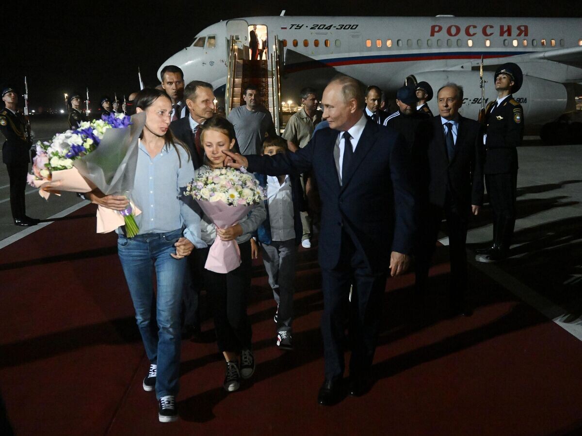    Президент РФ Владимир Путин встречает в аэропорту Внуково граждан России, которые были освобождены в результате обмена© РИА Новости / Михаил Воскресенский
