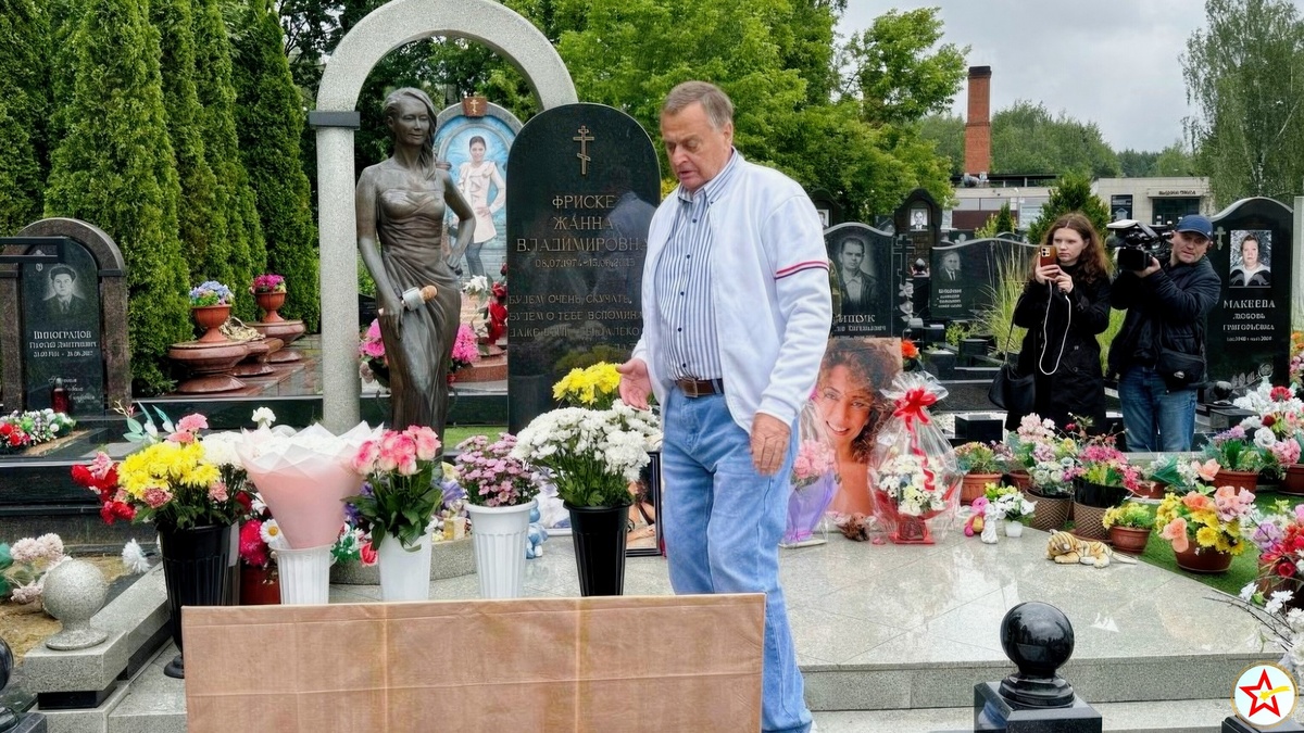 Семья Жанны Фриске пришли на её могилу в 10 годовщину её смерти