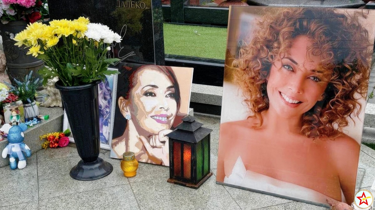 Могила Жанны Фриске утопает в цветах и её портретах нарисованных фанатами