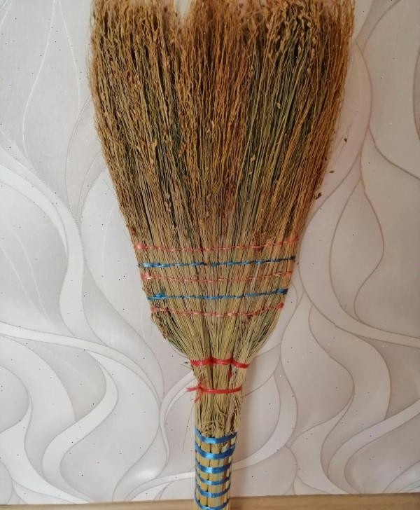 И не надо говорить мне про всякие пылесосы - так, как веником, никаким пылесосом убраться нельзя.