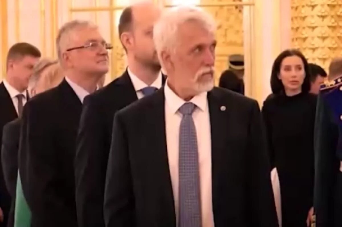    Зарубин показал, как в Кремле «регулируют» очередь перед награждением