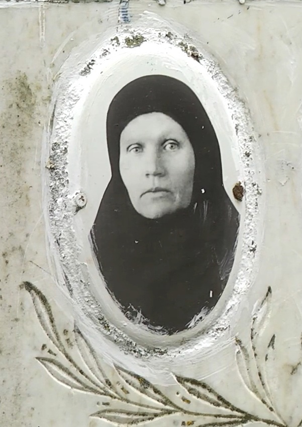 Нашла у рязанских краеведов . Блаженная старица Евдокия (Токаревская), Рязанская, Христа ради юродивая (1895-1972). это на памятнике она. Листайте.