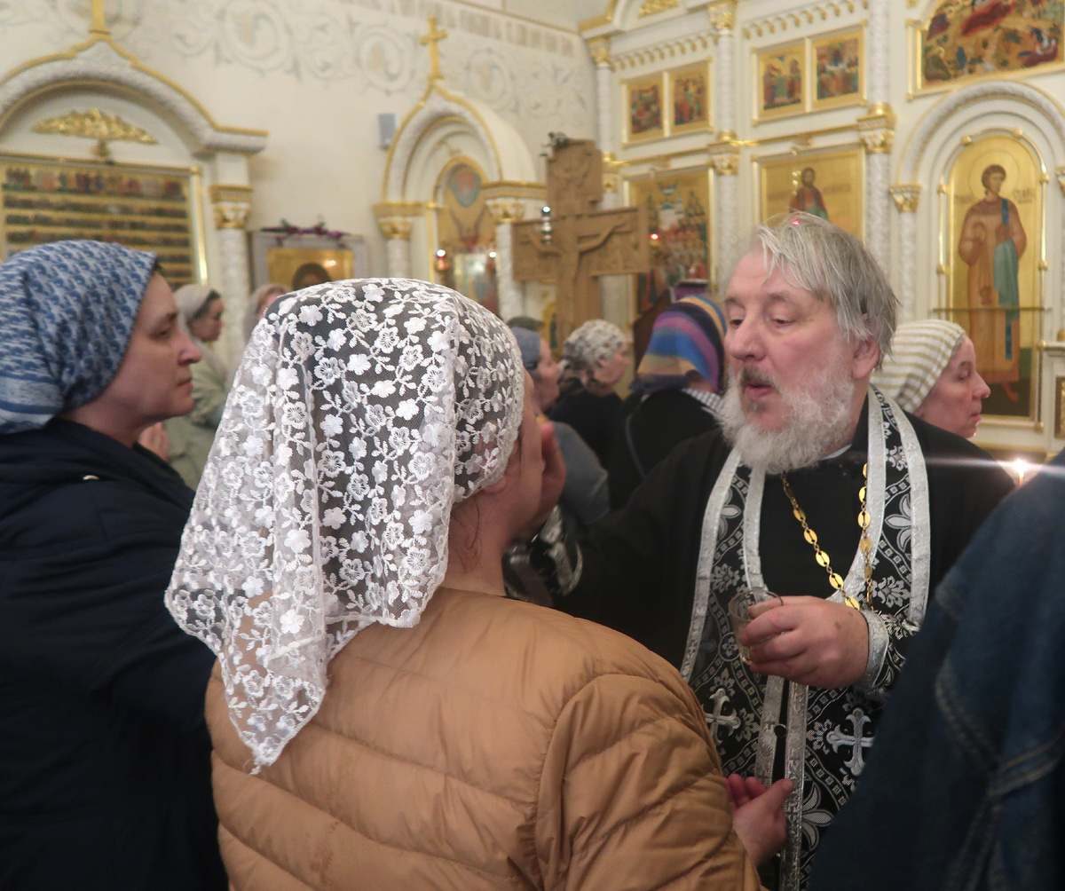 Соборование в храме свт.ИОВА. На фото отец Александр КОПЯТКЕВИЧ помазывает женщину. Фото носит иллюстративный характер. Мой архив. 9 апреля 2024 год. Москва.