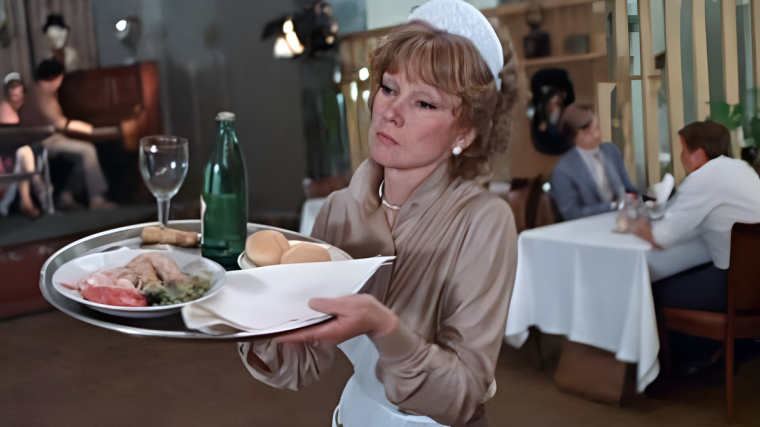 Людмила Гурченко в роли официантки в фильме "Вокзал для двоих"