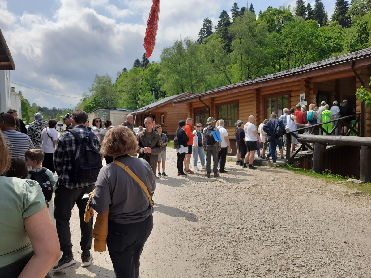 Чтобы мы не теряли в толпе нашу миниатюрную Юлю, она нацепила на палку оранжевую бандану:)