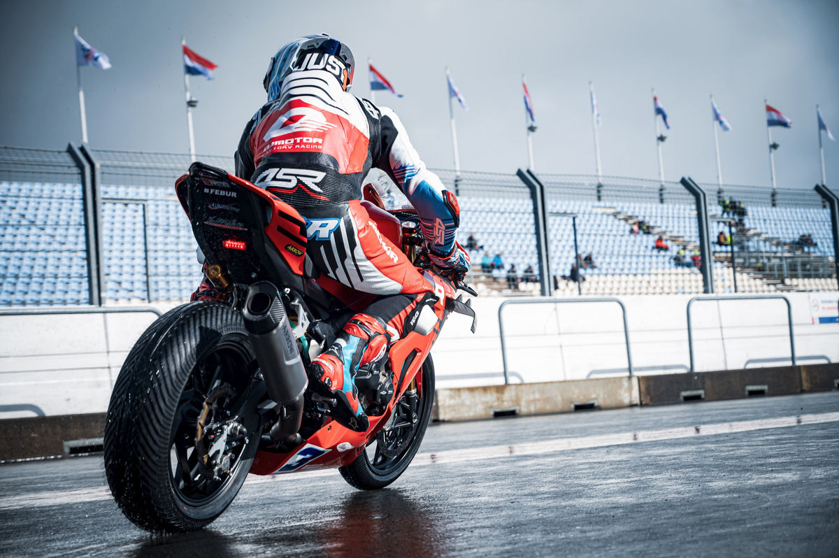 Профессиональные гонщики используют специальные дождевые шины — и обладают навыками вождения, превосходящими наши. Тем не менее, углы наклона и тормозные дистанции, которых они достигают, доказывают: при правильной технике наши мотоциклы вполне способны уверенно держаться даже на залитом водой покрытии