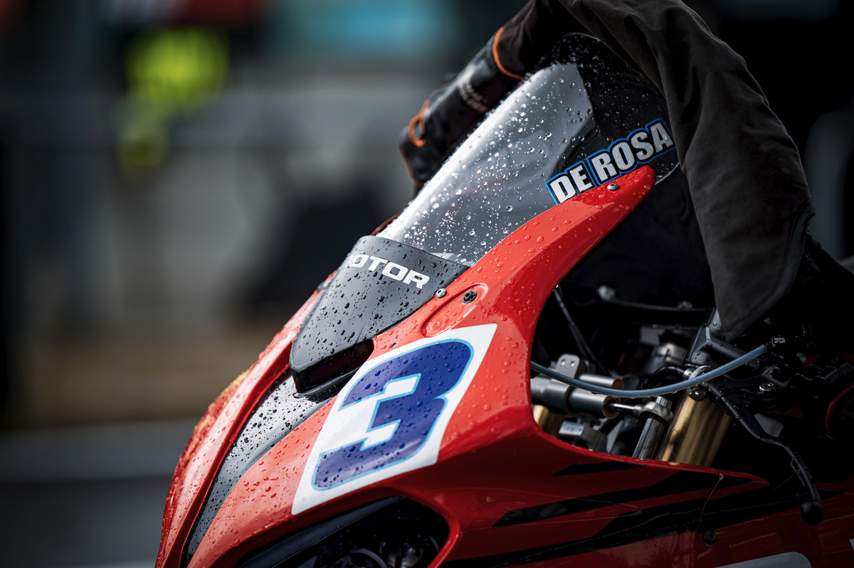 Профессиональные гонщики используют специальные дождевые шины — и обладают навыками вождения, превосходящими наши. Тем не менее, углы наклона и тормозные дистанции, которых они достигают, доказывают: при правильной технике наши мотоциклы вполне способны уверенно держаться даже на залитом водой покрытии