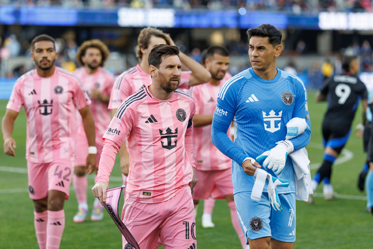 Лионель Месси и Оскар Устари. Источник: Bob Drebin/ISI Photos/Getty Images