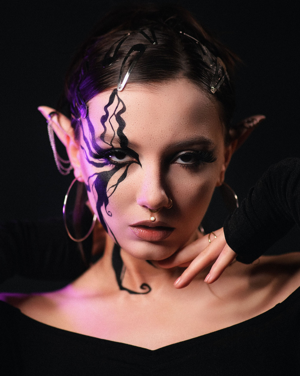 Все массивные узоры на лице я тоже рисую гелевой подводкой