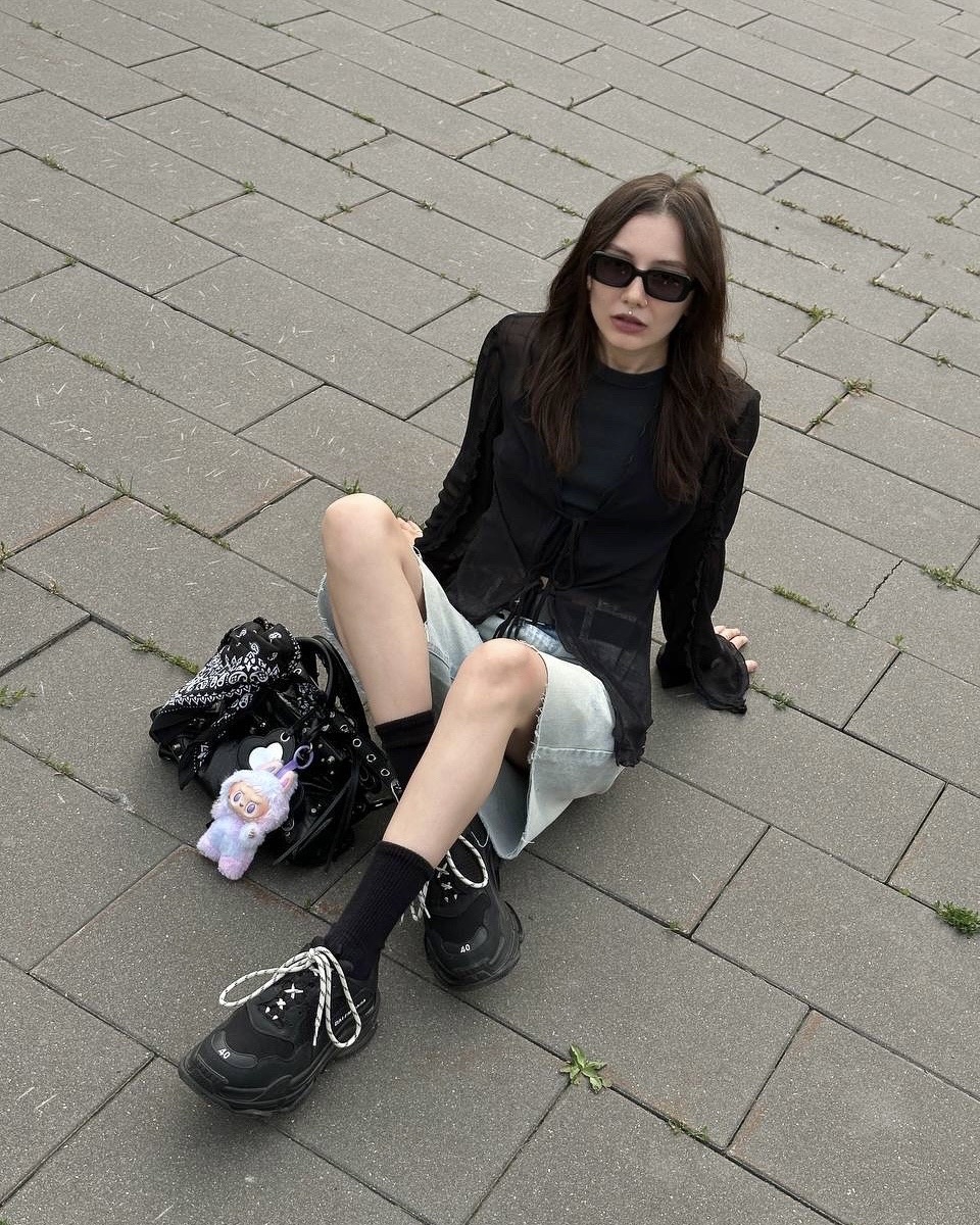 Кстати, балансиаги оказались самой удобной обувью в моей жизни. Выглядят громоздкими и тяжёлыми, но на самом деле они лёгкие и нога в них отдыхает