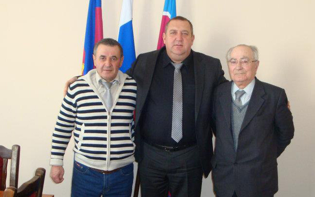    Профессор Л.М. Малтабар в Темрюкском районе. На фото в центре – А.Б. Музыченко.