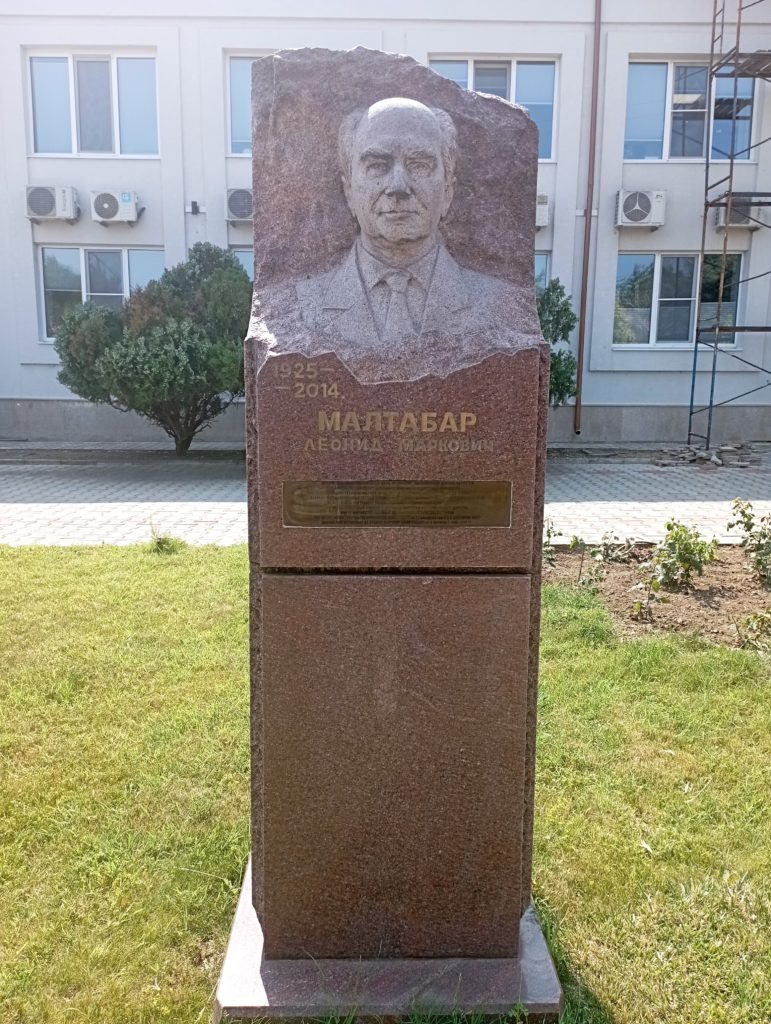    В посёлке Сенном у завода ОАО «АПФ «Фанагория» установлен памятник Л.М. Малтабару. Фото предоставлено пресс-службой «Фанагории».