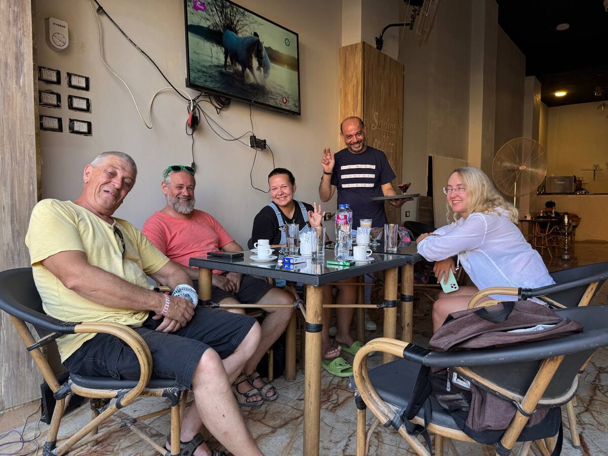 Наша компания в кофейне. Вместо меня на переднем плане мой рюкзак