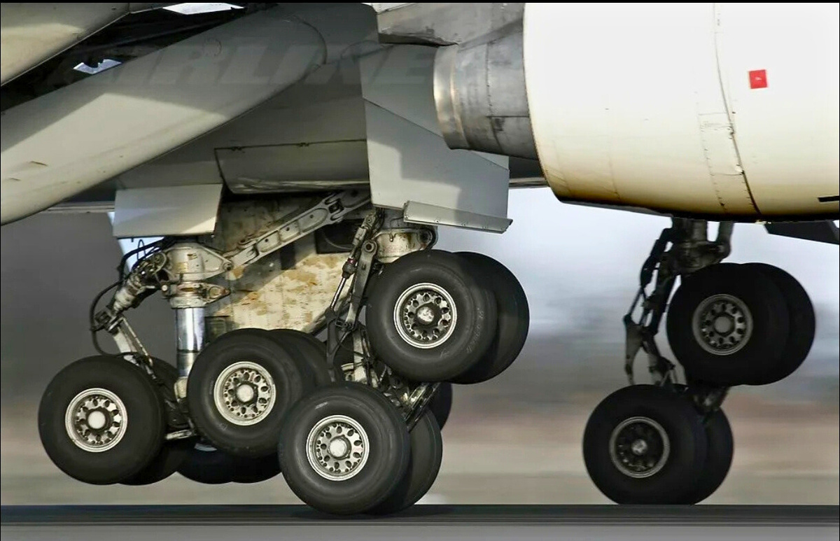 Самолёт на посадке — крупный план шасси с колёсами