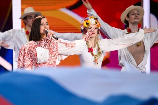 Татьяна Куртукова выступила на Красной Площади с песней Матушка. 