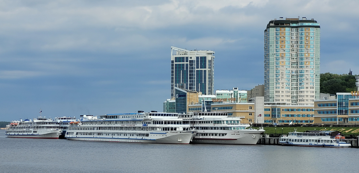 Теплоходы у причала в Чебоксарах