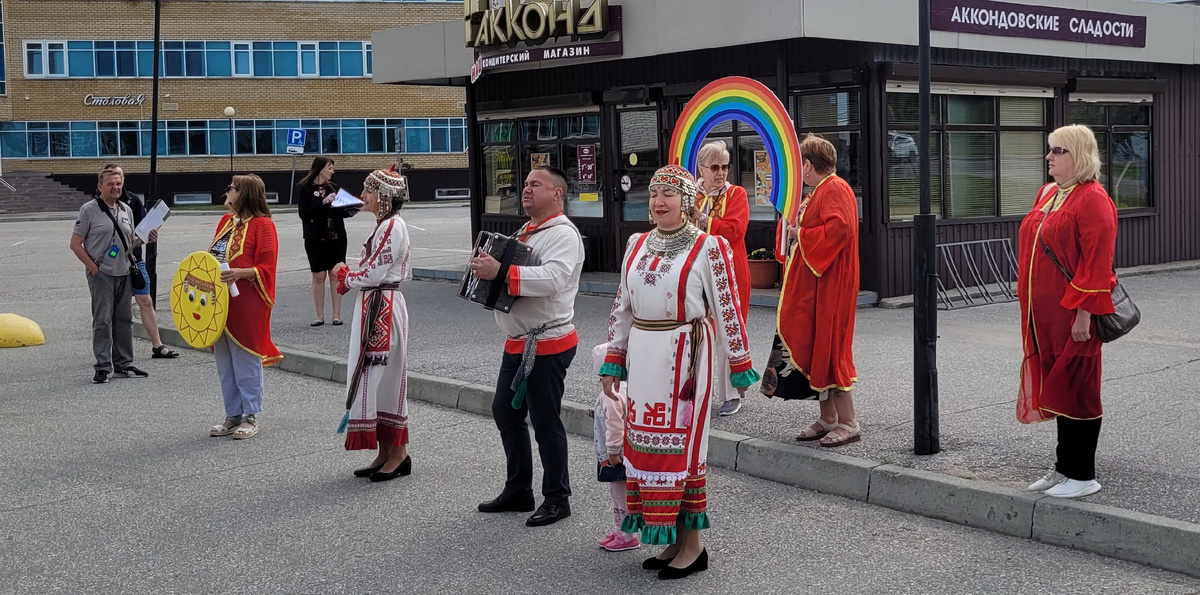 На пристани нас встречает фольклорный ансамбль в национальных костюмах
