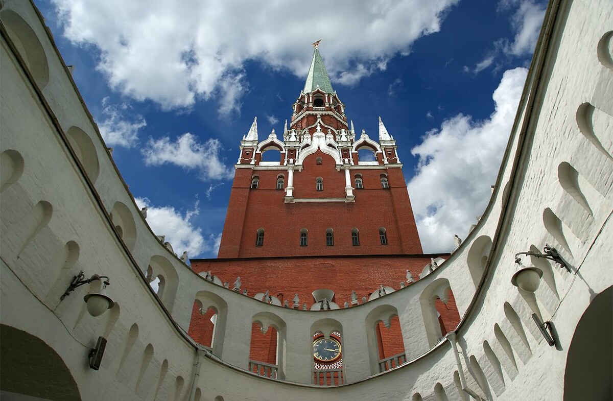 После прохода через Троицкую башню в Московском Кремле, если повернуть налево, открывается вид на здание Арсенала. Арсенал расположен вдоль Троицкой улицы, являясь одним из корпусов Кремля. 