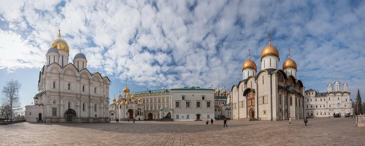 Соборная площадь - это исторический и архитектурный центр Московского Кремля. Она расположена на самой высокой точке кремлёвского холма и окружена такими выдающимися памятниками, как Успенский, Архангельский и Благовещенский соборы, Грановитая и Патриаршая палаты, а также колокольней Ивана Великого. 