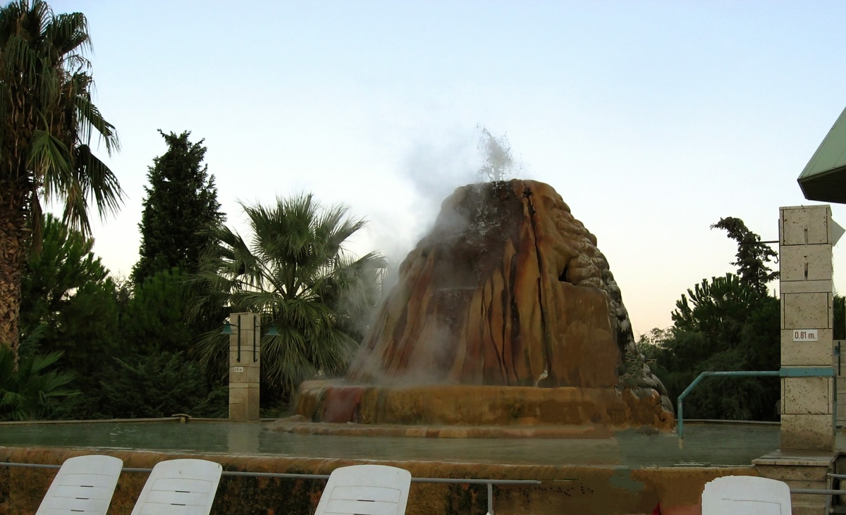 Термальный источник, стилизованный под гейзер 