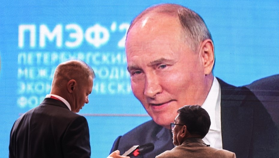    Трансляция пленарного заседания в рамках ПМЭФ с участием президента РФ Владимира Путина (по центру, на экране) Автор фото: Пётр Ковалёв / ТАСС