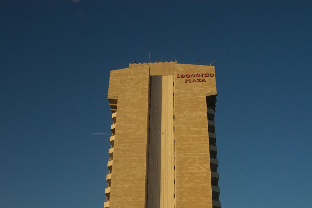 Отель Leonardo - по этой башне удобно ориентироваться