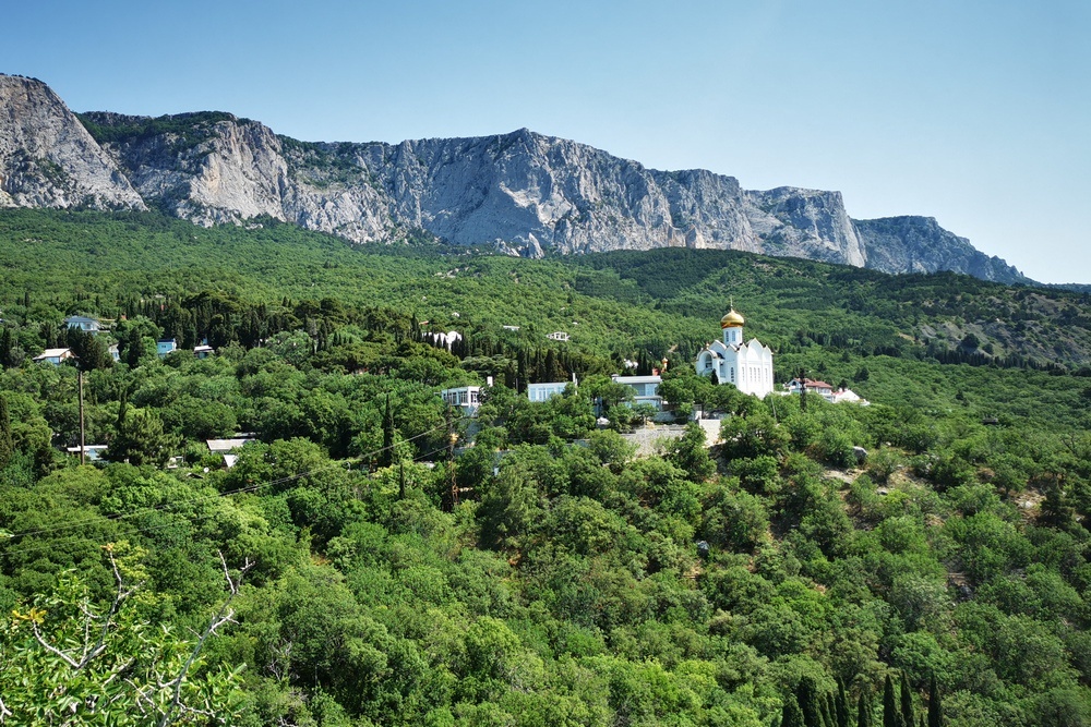    У подножия гор в Верхнем Кастрополе находится храм Казанской иконы Божией Матери и Патриаршее подворье. / Фото: Юлия Крымова/РГ