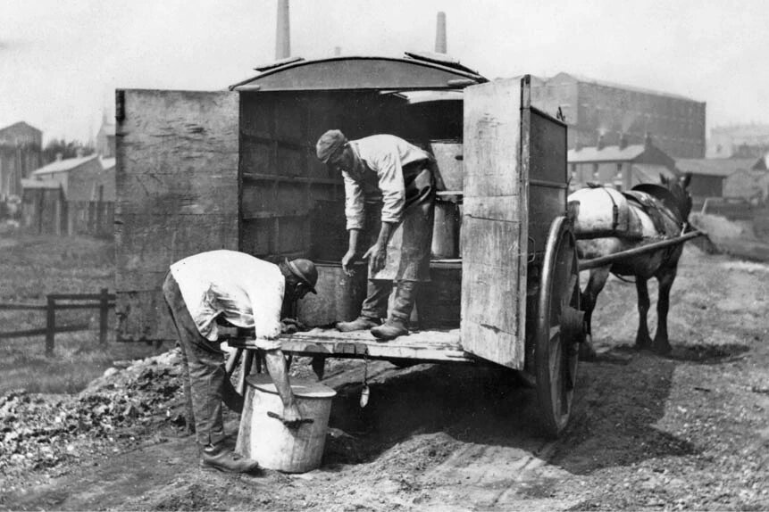 Машина и рабочие по сбору «ночной грязи», ок. 1870 г. Эти люди отвечали за сбор человеческих отходов. (Фото: TopFoto)