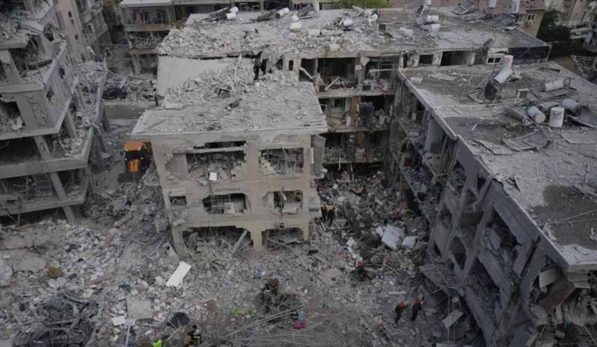     Последствия обстрела Бат-Яма со стороны Ирана. Источник: ria.ru Автор фото: Ariel Schalit