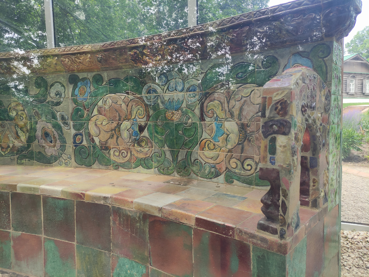  
Изразцовая скамья, которую также называли керамическим диваном, изначально задумывалась как место отдыха обитателей усадьбы и её гостей. Она была установлена в 1915 году на одной из лучших видовых точек усадьбы — насыпном участке парка, который называется «Таньонов нос» по имени французского гувернёра Мамонтовых Жюля (Юлия Павловича) Таньона, обустроившего здесь садик. Скамья декорирована изразцами, созданными по эскизам М.А. Врубеля и других художников