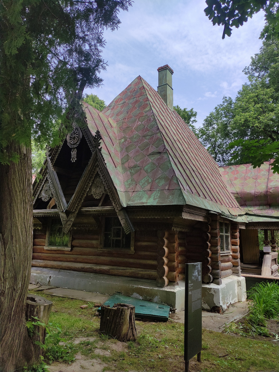 При Мамонтовых баня первоначально использовалось по прямому назначению, а позднее – как жилой флигель для гостей.