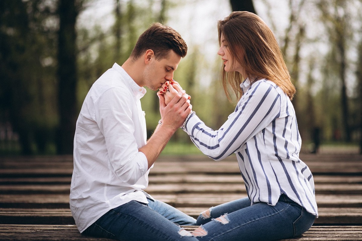  Никита смотрел на Галю влюбленными глазами, брал ее руки в свои и говорил комплименты, от которых  сердце девушки то замирало, то бешено колотилось. 