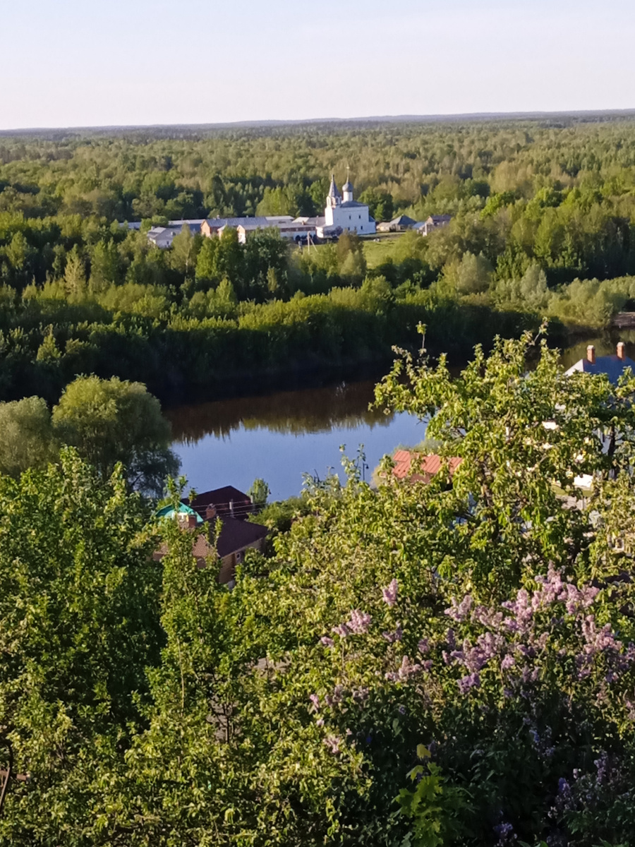 Красоты. Небо, речка, монастырь за речкой. 
