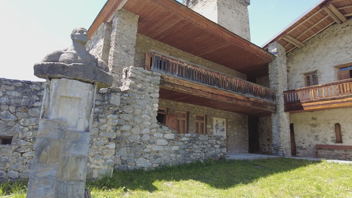 Во дворе дома-музея стоит бюст великого альпинста. Фото автора.