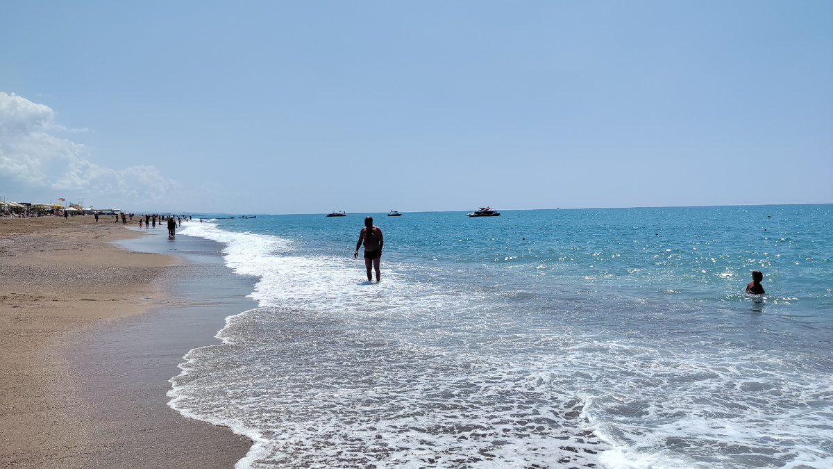 Полупустой пляж в Турции (район Сиде), мой первый день 25.04.2025