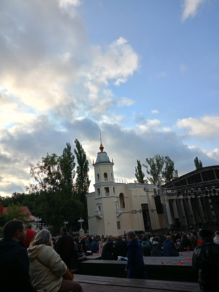 Зелёный театр на ВДНХ. Поклонники собираются... 