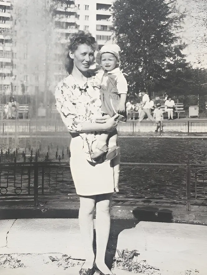    Катерина Ковальчук с мамой в детстве