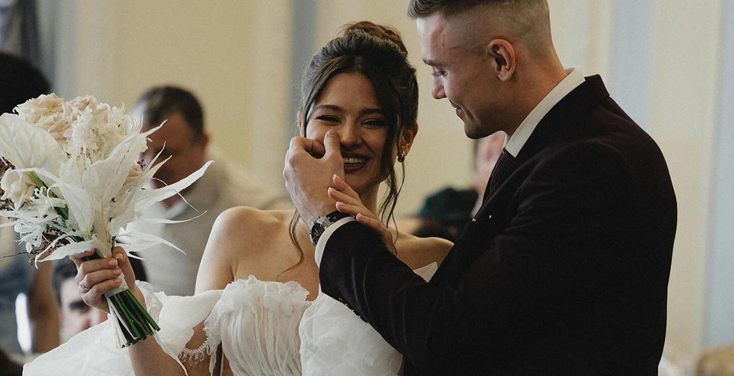 В день нашей свадьбы, мой будущий муж поднял на меня руку при всех. Но он не знал что мой отец был там…