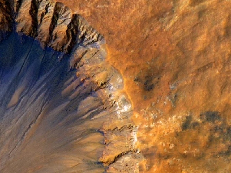    NASA показало уникальный снимок марсианского вулкана