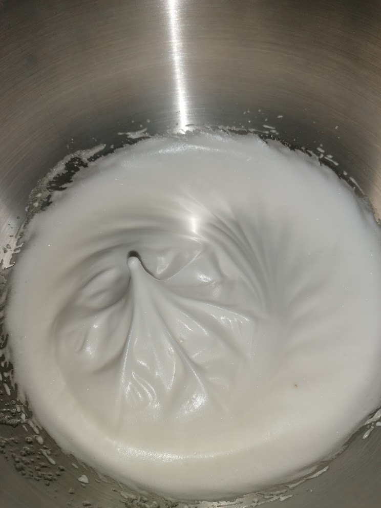 Так выглядят взбитые до жёстких пиков белки, листайте