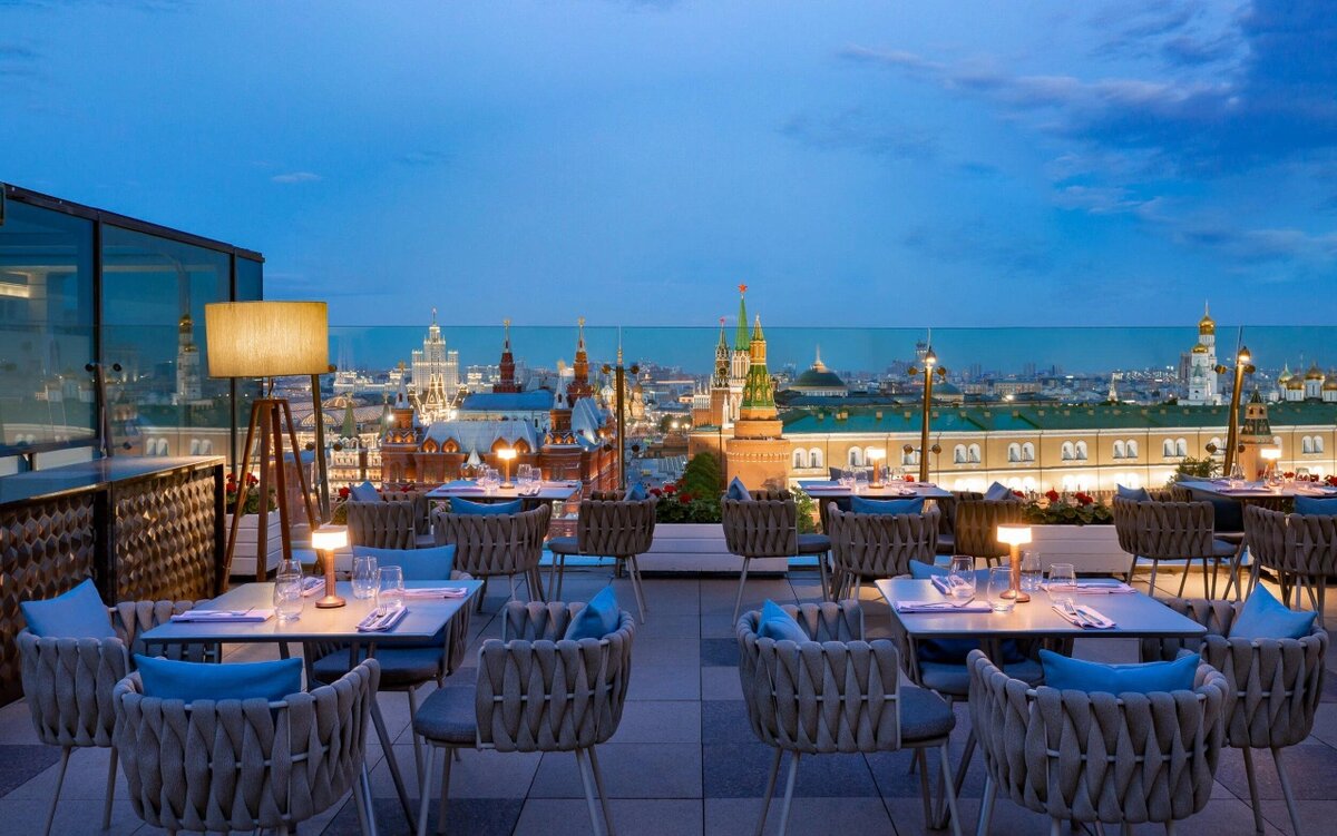 Это самый прямой, самый «инстаграмный» вид. Сидя на террасе отеля The Ritz-Carlton, чувствуешь себя в центре мира.