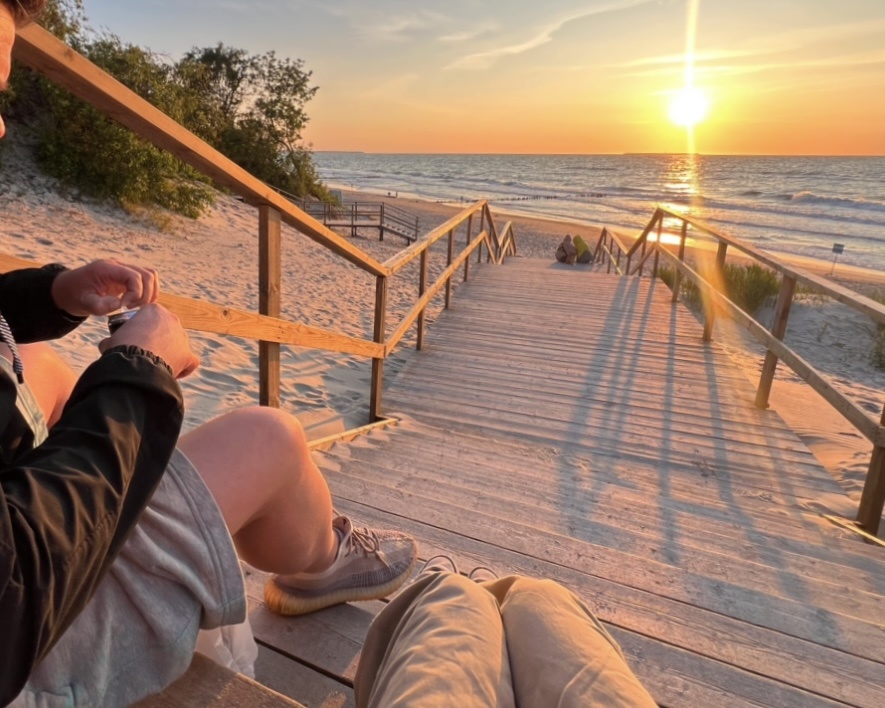 Любовь — это когда вы держитесь за руки, несмотря на то, что одна из них пахнет копчёной рыбой.