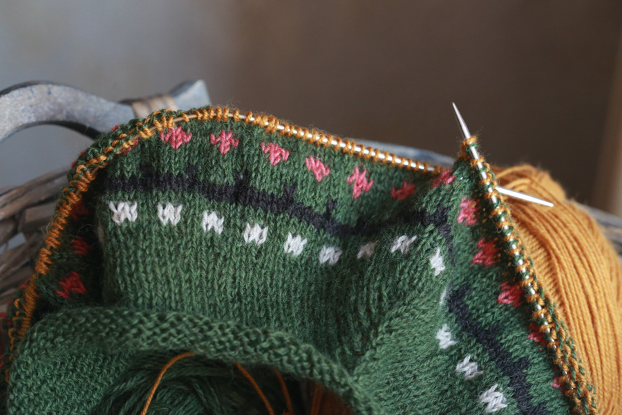 Изменения: 5 узорных полос планировалось разделить дополнительными контрастными полосами. Не пошло дело.