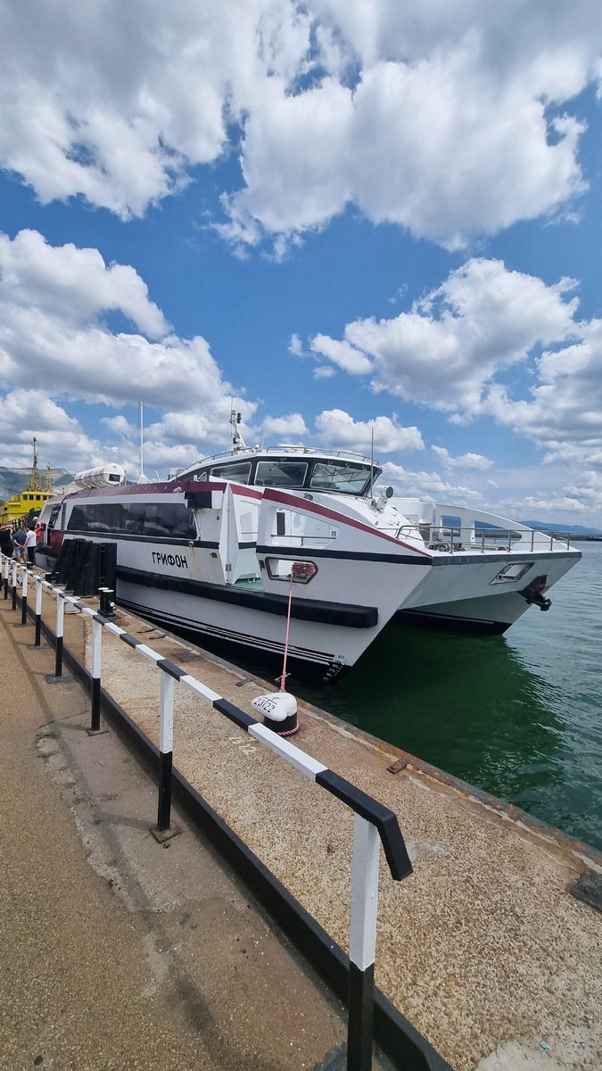 Катер Сочи-Новороссийск, пожалуй, самый удобный способ. Если шторма не будет