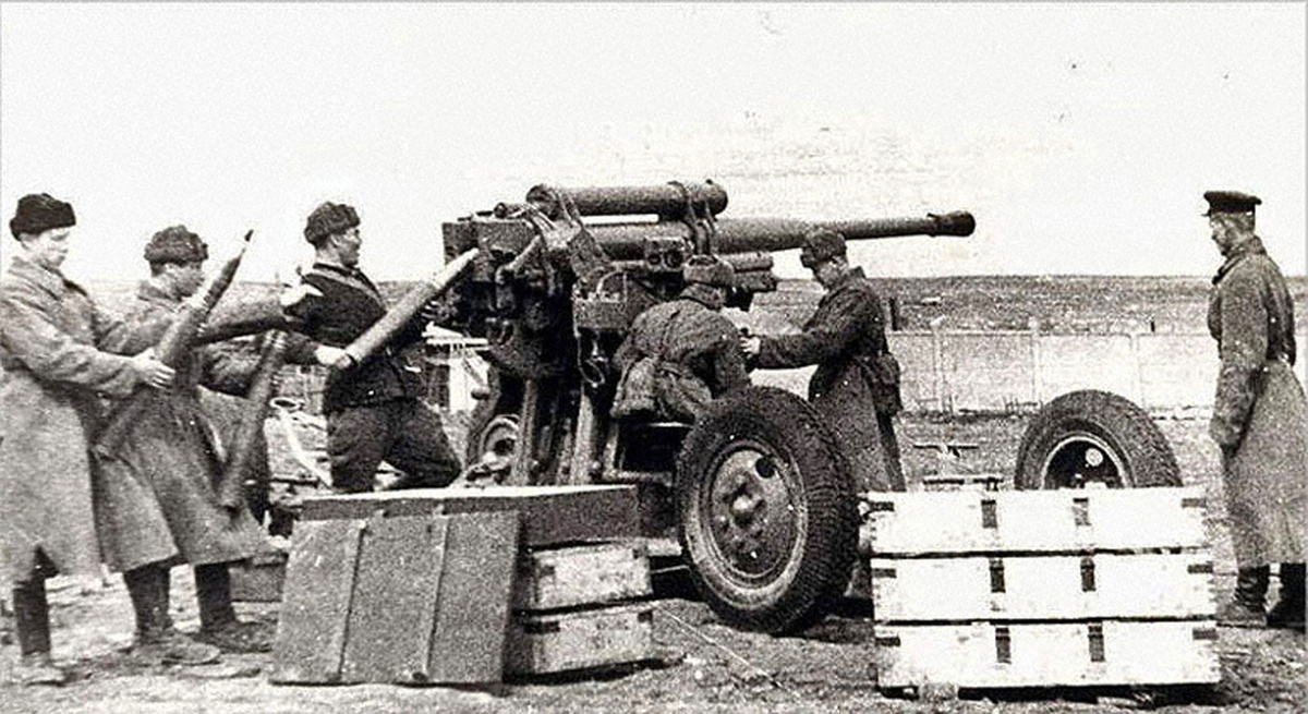 Расчёт 85-мм зенитного орудия 52-К 6-й батареи 732-го зенитно-артиллерийского полка на рубежах обороны города Тулы, октябрь 1941 год.