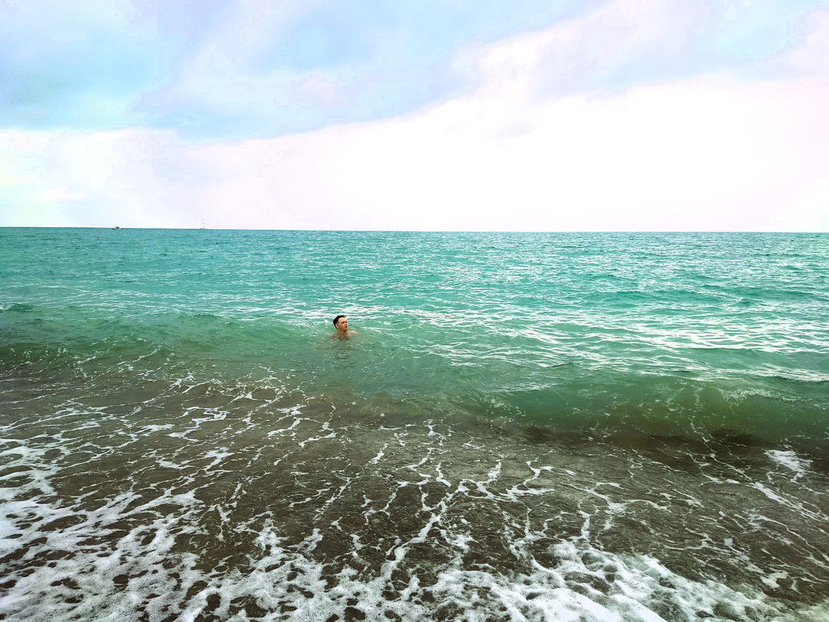 Удивительно, но в море, кроме нас, никого! В этом плюс прохладной воды  и дождя. Фото автора.